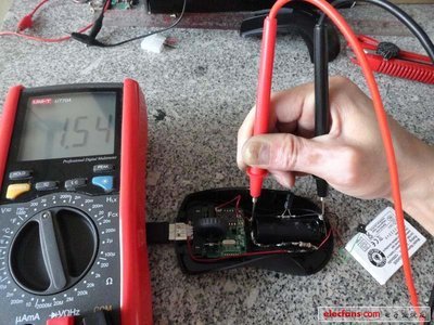 創意無極限 為無線鼠標換上內置充電電池，實現通電狀態下的便捷維護與電壓測量